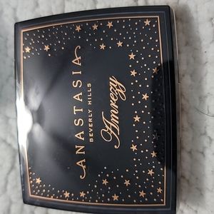 Anastasia Amreezy highlighter